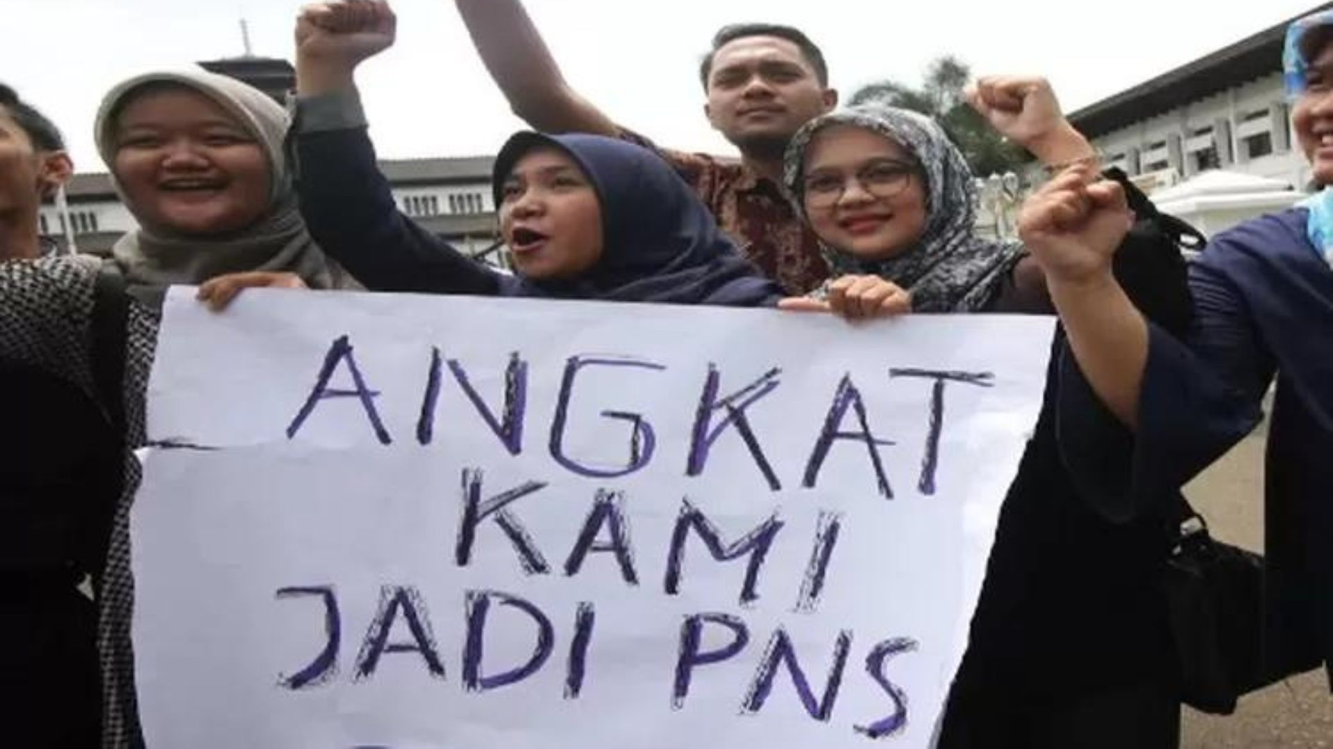 Sujud Syukur Tenaga Honorer Diprioritaskan dalam Formasi CPNS dan PPPK 2023