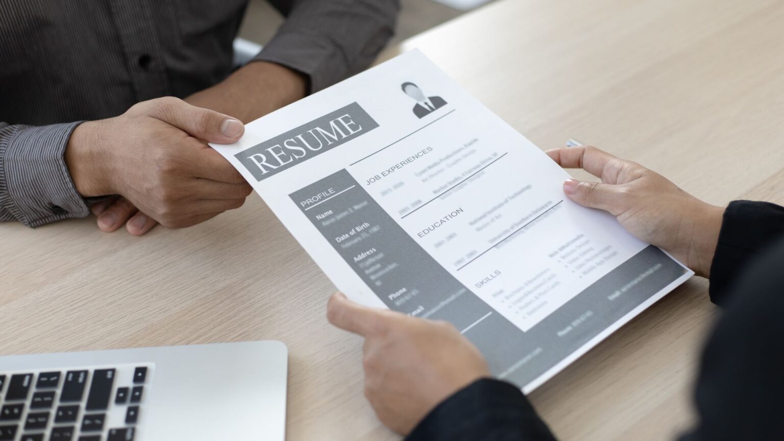 Yuk Intip Cara Membuat CV Yang Menarik Agar Dilirik HRD!
