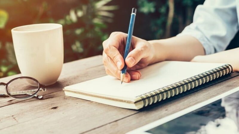 58000 ilustrasi menulis