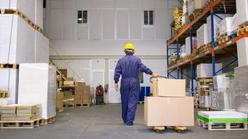 Profesi Helper Gudang Tugas Tanggung Jawab dan Gajiny 1