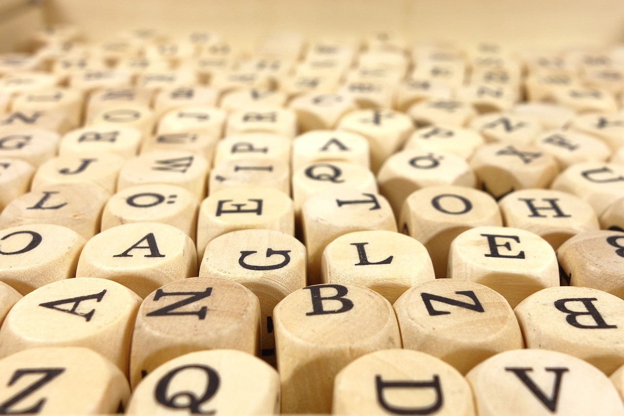 10 Tips Mengajar Bahasa Inggris Anak SD, Menyenangkan dan Efektif 1 wooden cubes 473703 1280