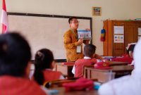 Tangerang, Indonesia, 2016: porait teacher explain about a govermnet building with students in elementary school during class