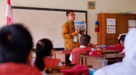 Tangerang, Indonesia, 2016: porait teacher explain about a govermnet building with students in elementary school during class