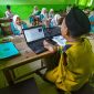 Untung, seorang guru difabel, mengoperasikan laptop dengan kaki kanannya saat mengajar di Madrasah Ibtidaiyah (MI) Miftahul Ulum Batang-batang, Sumenep, Madura, Jawa Timur, Rabu (19/10/2022). Saat ini jumlah tenaga kerja aktif yang terdaftar di BPJAMSOSTEK mencapai 35 juta pekerja, sedangkan target untuk tahun 2026 BPJAMSOSTEK bisa memberikan perlindungan jaminan sosial kepada 70 juta pekerja.
