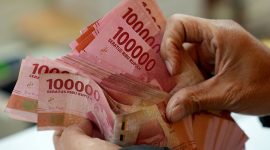 A man counts Indonesian rupiah banknotes at a currency exchange office in Jakarta, Indonesia, on Thursday, Oct. 5, 2023. The dollar’s relentless rally has finally toppled the last Asian currency standing, with the Indonesian rupiah joining regional peers in erasing this year’s gains against the greenback. Photographer: Dimas Ardian/Bloomberg